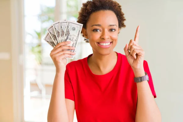 Joven Mujer Afroamericana Sosteniendo Billetes Banco Cincuenta Dólares Sorprendida Con — Foto de Stock