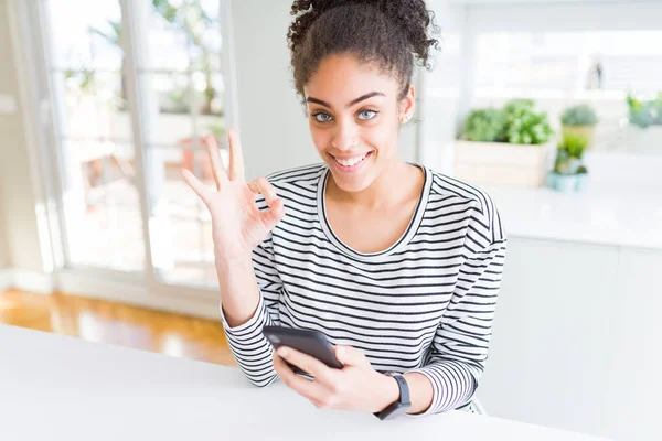 Mujer Afroamericana Joven Usando Teléfono Inteligente Mensajes Texto Mensaje Haciendo —  Fotos de Stock