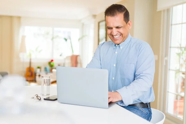 Bilgisayar dizüstü kullanan orta yaş adam — Stok fotoğraf