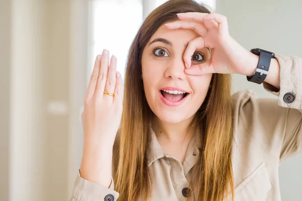 Schöne Junge Frau Zeigt Allianz Ring Der Hand Mit Glücklichem — Stockfoto