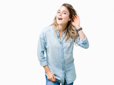 Güzel sarışın genç kadın bir işitme söylenti ya da dedikodu için dinleme kulak üzerinde el ile gülümseyen izole arka plan üzerinde. Sağırlık kavramı.