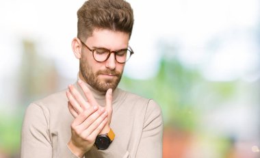 Acı acı elleri ve parmakları, artrit inflamasyon giyen genç yakışıklı iş adamı gözlük