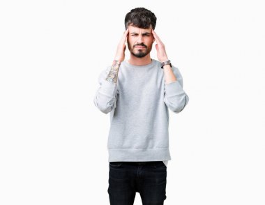 Çünkü üzerinde sweatshirt giyen genç yakışıklı adam arka plan baş baş ağrısı için el ile izole stres. Migren muzdarip.