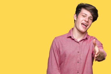 Genç yakışıklı iş adamı tebrik ve konuksever dost sunan karşılıklı gülümseyen izole arka plan üzerinde. Başarılı iş.