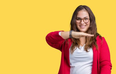 Artı boyutu genç iş kadını güzel üzerinde şık ceket ve gözlük takıyor arka plan eller eller büyük gösterilen ve büyük boy işareti, ölçü birimi sembolü ile izole. Kameraya bakarak gülümsüyordu. Ölçüm kavramı.