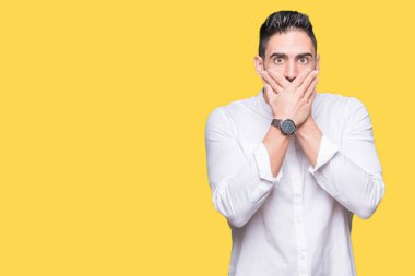 Genç iş adamı izole arka plan ağız hata için elleriyle kapsayan şok içinde. Gizli kavramı.