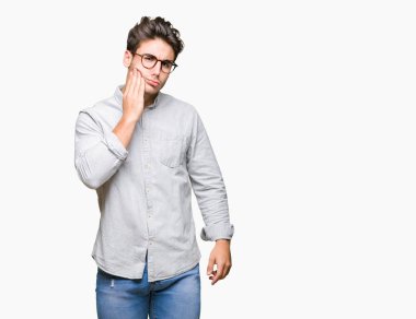 Diş ağrısı veya dişlerde dişlerle ilgili hastalık nedeniyle ağız acı ifadesi ile el ile dokunmak izole arka plan üzerinde gözlük takan yakışıklı delikanlı. Diş hekimi kavramı.