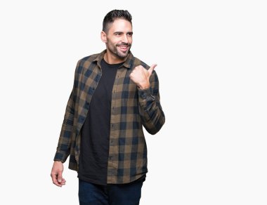 Yakışıklı delikanlı arıyor ve başparmak yanında yukarıyı mutlu yüz ile gülümseyen izole arka plan üzerinde.