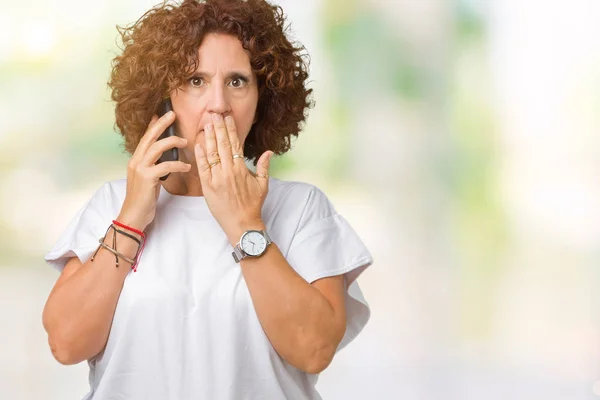 Middelste Ager Senior Vrouw Praten Smartphone Geïsoleerde Achtergrond Dekking Mond — Stockfoto