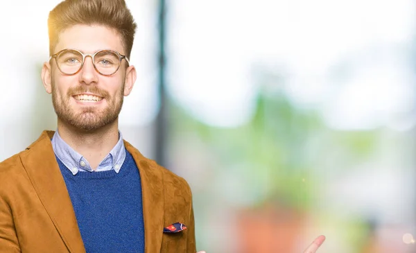 Giovane Uomo Affari Bello Con Gli Occhiali Sorridente Guardando Macchina — Foto Stock