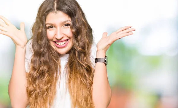 Junge Schöne Frau Legerem Weißen Shirt Feiert Verrückt Und Erstaunt — Stockfoto