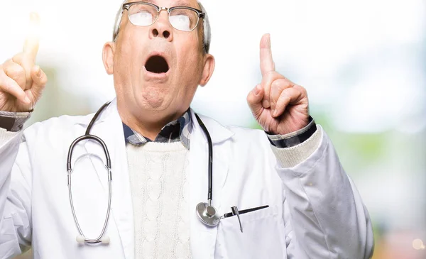 Tıbbi Bir Palto Giyiyor Yakışıklı Kıdemli Doktor Adam Hayret Yukarıya — Stok fotoğraf