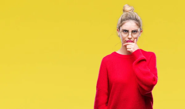 Joven Mujer Rubia Hermosa Con Suéter Rojo Gafas Sobre Fondo —  Fotos de Stock