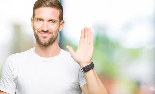 Schöner Mann Legerem Weißen Shirt Der Darauf Verzichtet Fröhlich Und — Stockfoto