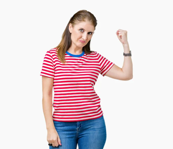 中年成熟的女人穿着休闲 T恤在孤立的背景强的人显示手臂肌肉 自信和自豪的力量 — 图库照片