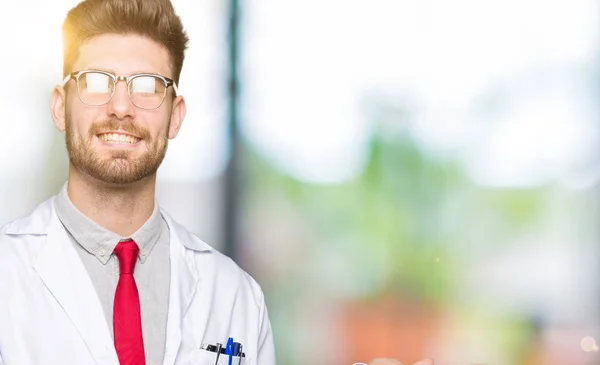 Jovem Cientista Bonito Homem Vestindo Óculos Espantado Sorrindo Para Câmera — Fotografia de Stock