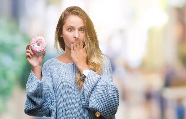 間違い 沈黙の中 秘密の概念で怖いの表現のための恥とショックを受けた手で分離バック グラウンド カバー口に甘いドーナツを食べる若い美しいブロンドの女性 — ストック写真