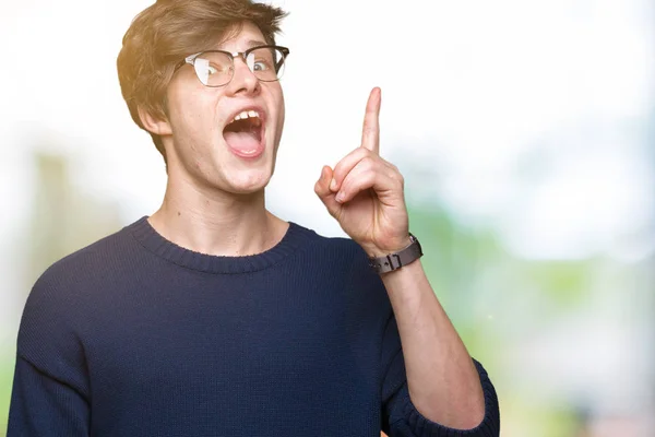 Homem Bonito Jovem Usando Óculos Sobre Fundo Isolado Apontando Dedo — Fotografia de Stock