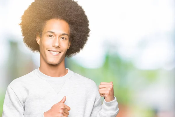 Unga Afroamerikanska Man Med Afro Hår Bär Sportig Sweatshirt Pekar — Stockfoto