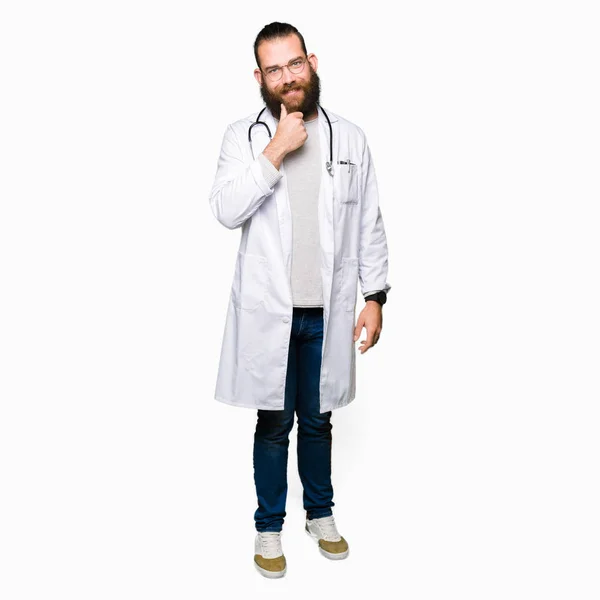 Mladá Blonďatá Lékař Muž Vousy Nosit Lékařské Kabát Sebevědomým Kameru — Stock fotografie
