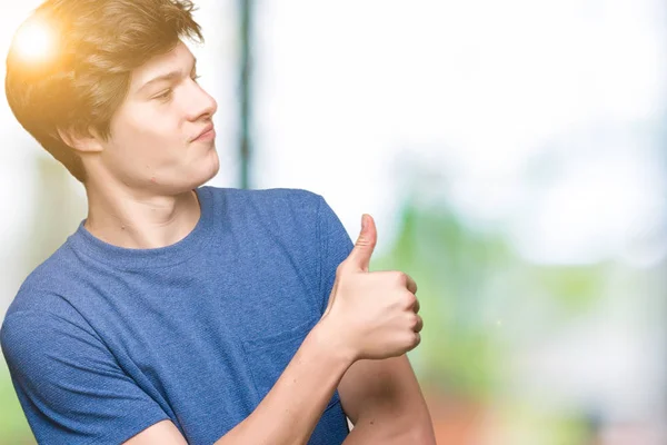 Junger Gutaussehender Mann Mit Blauem Shirt Über Isoliertem Hintergrund Der — Stockfoto