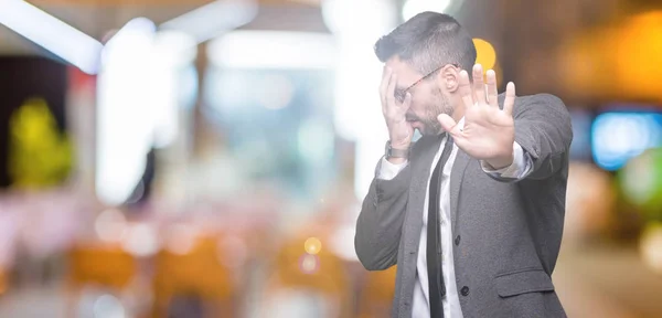 Jonge Knappe Business Man Geïsoleerde Achtergrond Die Betrekking Hebben Ogen — Stockfoto