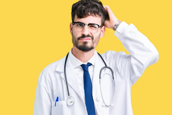 Joven Doctor Vistiendo Abrigo Hospital Sobre Fondo Aislado Confunde Pregunta — Foto de Stock