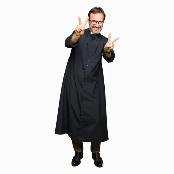 Katolik Giyen Orta Yaş Rahip Adam Robe Zafer Işareti Yapıyor — Stok fotoğraf