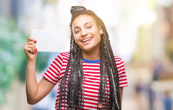 Jovem Afro Americana Segurando Cartão Branco Sobre Fundo Isolado Com — Fotografia de Stock
