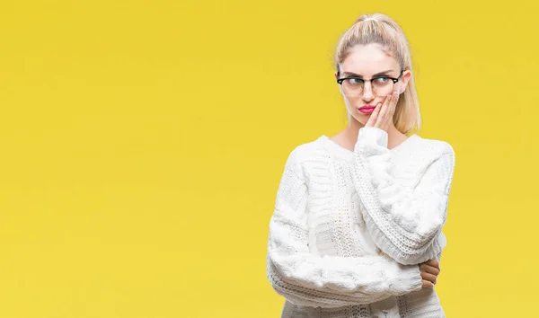 Joven Hermosa Mujer Rubia Con Gafas Sobre Fondo Aislado Pensando —  Fotos de Stock