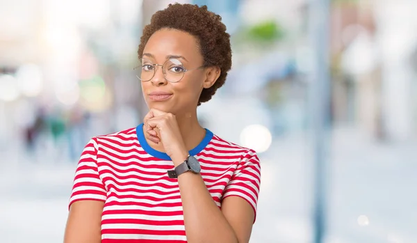 Hermosa Mujer Afroamericana Joven Con Gafas Sobre Fondo Aislado Mirando —  Fotos de Stock