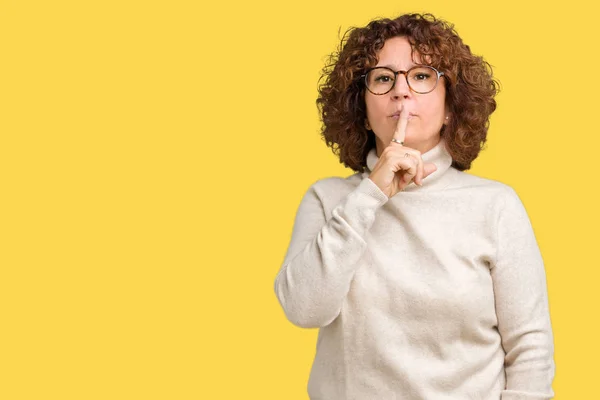 Mooie Midden Ager Senior Vrouw Coltrui Trui Bril Dragen Geïsoleerde — Stockfoto