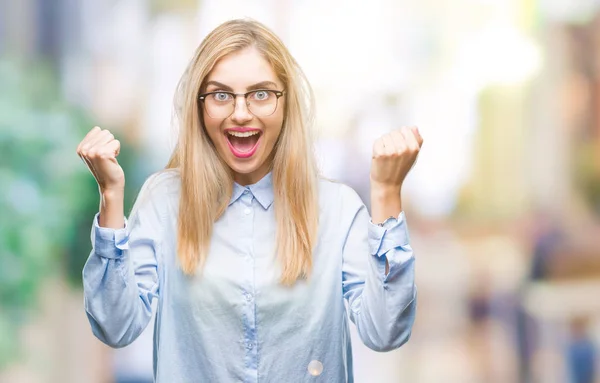Kobieta Młody Biznes Blondynka Okularach Białym Tle Obchodzi Zaskoczony Zdumiony — Zdjęcie stockowe