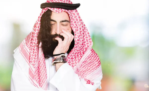 Arabský Obchodník Dlouhými Vlasy Nosí Tradiční Palestinou Šátek Myšlení Hledá — Stock fotografie