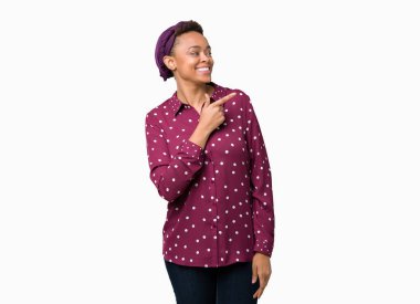 Güzel genç afro-amerikan kadın izole arka plan neşeli üzerinde başpürtük giyen yüz yüzünde mutlu ve doğal ifade ile yan yana el ve parmak ile işaret eden yüz bir gülümseme ile neşeli