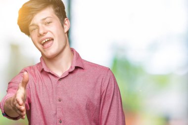 Genç yakışıklı iş adamı tebrik ve konuksever dost sunan karşılıklı gülümseyen izole arka plan üzerinde. Başarılı iş.