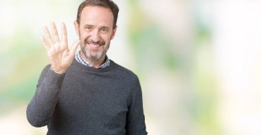 Yakışıklı orta yaş komuta sizde gösterilen ve parmakları ile işaret izole arka plan üzerinde bir kazak giyen beş kendinden emin ve mutlu gülümseyerek iken numara.