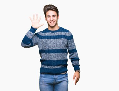 Yakışıklı delikanlı gösterilen ve parmakları ile işaret izole arka plan üzerinde beş kendinden emin ve mutlu gülümseyerek iken numara.