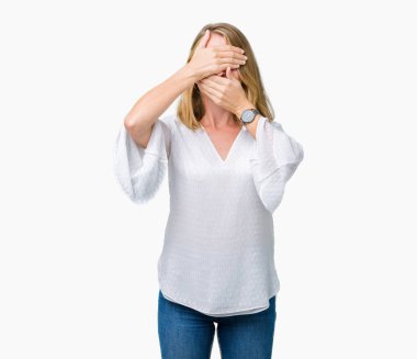 İzole arka plan kaplaması gözler ve ağız el ile güzel genç zarif kadın şaşırttı ve şok. Duygu gizleme