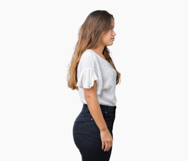 Genç güzel esmer iş kadını izole arka tarafına, seyir üzerinde dinlenmek doğal yüz emin gülümseme ile pozuyla profili.