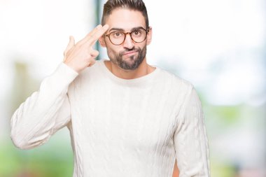 Genç yakışıklı adam gözlük izole üzerinde çekim ve öldürmek kendini el ve parmaklara baş, intihar jest işaret arka plan.