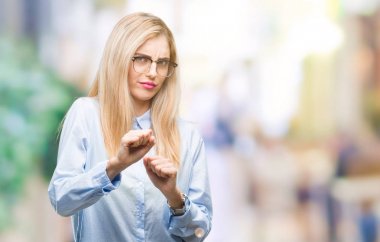 İzole arka plan üzerinde gözlüklü genç güzel sarışın iş kadını tiksinti ifadesi, memnun ve korkulu tiksinti yüz yapıyorsun çünkü nefret tepki. Elleriyle kaldırdı. Sinir bozucu kavramı.