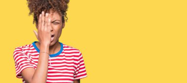 Güzel genç Afro-Amerikan kadın yarım yüz, göz ve ağız el ile kapsayan yorgun esneme izole arka plan yüzünden. Acı yüzü acıyor.