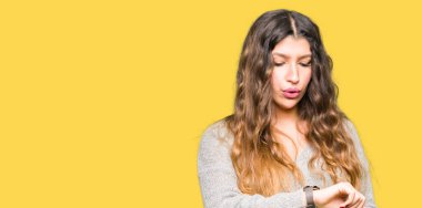 Kol saati, rahat ve kendinden emin zamanında kontrol Kış elbise giyen genç güzel kadın