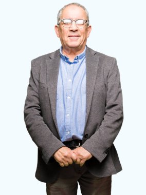 Yakışıklı kıdemli Businesss adam yüzünde ciddi bir ifade ile gözlük giyiyor. Basit ve doğal kamera bakıyor.