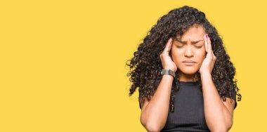 Kafa ağrısı için baş el ile kıvırcık saçlı Genç güzel kadın çünkü stres. Migren muzdarip.