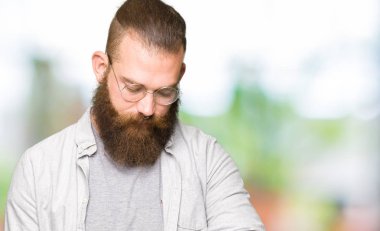 Kol saati, rahat ve kendinden emin zamanında kontrol gözlüklü genç sarışın adam