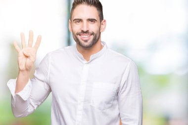 Genç iş adamı gösterilen ve parmakları ile işaret izole arka plan üzerinde dört kendinden emin ve mutlu gülümseyerek iken numara.