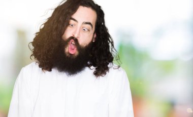 İsa Mesih kostüm yapma balık yüz dudaklı, çılgın ve komik bir jest giyen adam. Komik ifade.