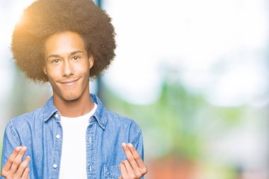 Maaş ödeme için milyoner iş soran genç Afro-Amerikan adamla afro saç yapıyor para hareketi el ile